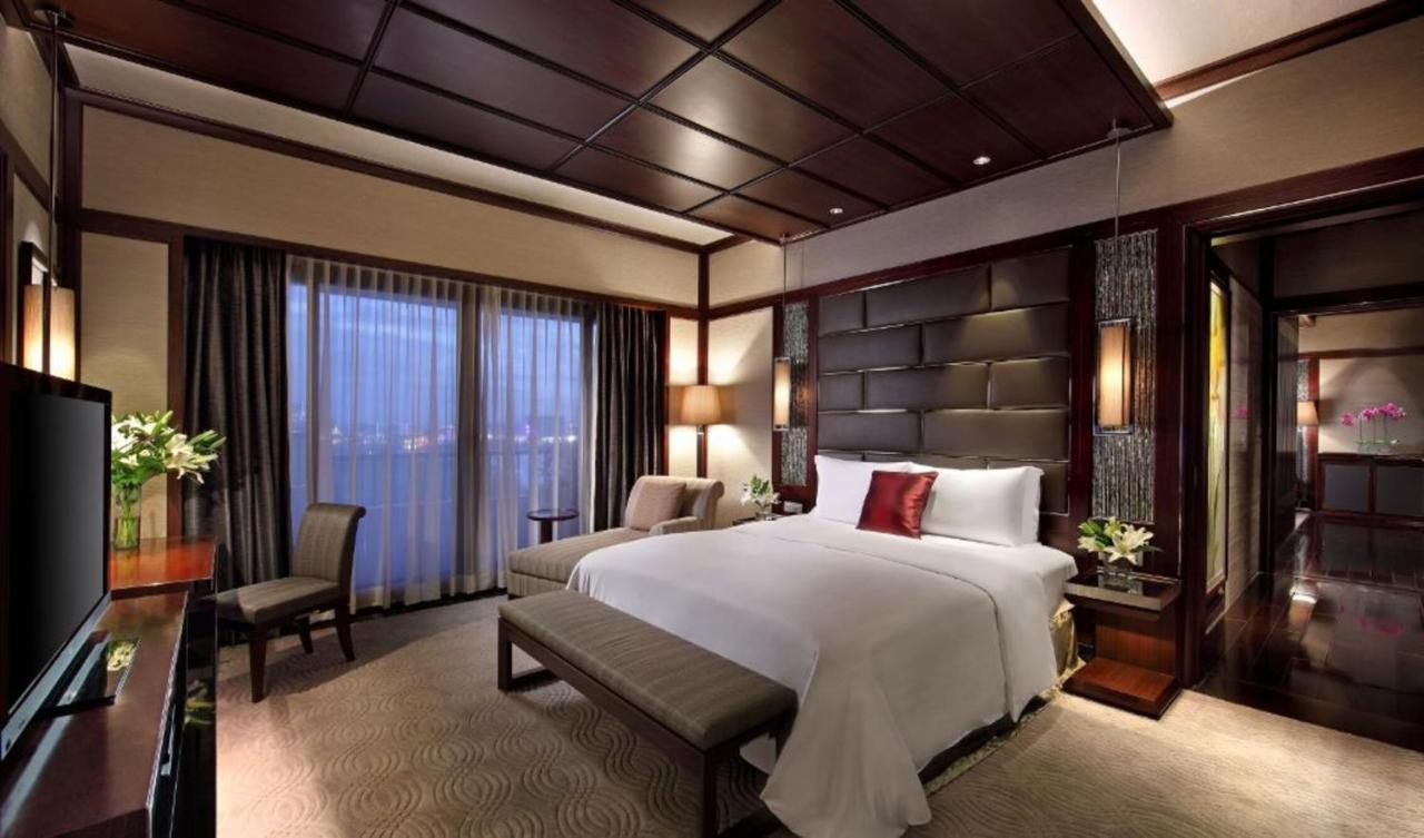 Sofitel Philippine Plaza Manila Hotel Pasay Exterior photo A bedroom at the hotel