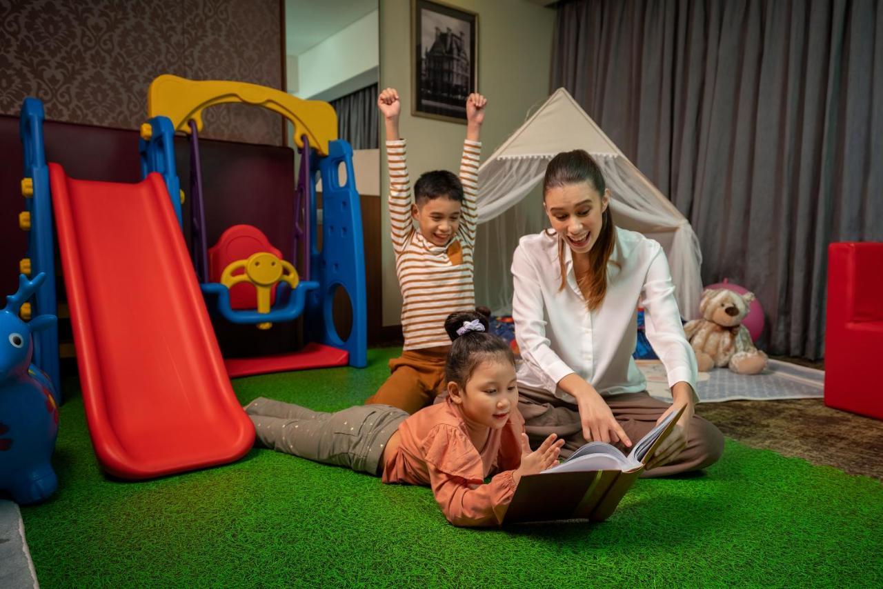 Sofitel Philippine Plaza Manila Hotel Pasay Exterior photo A mother reading to her children