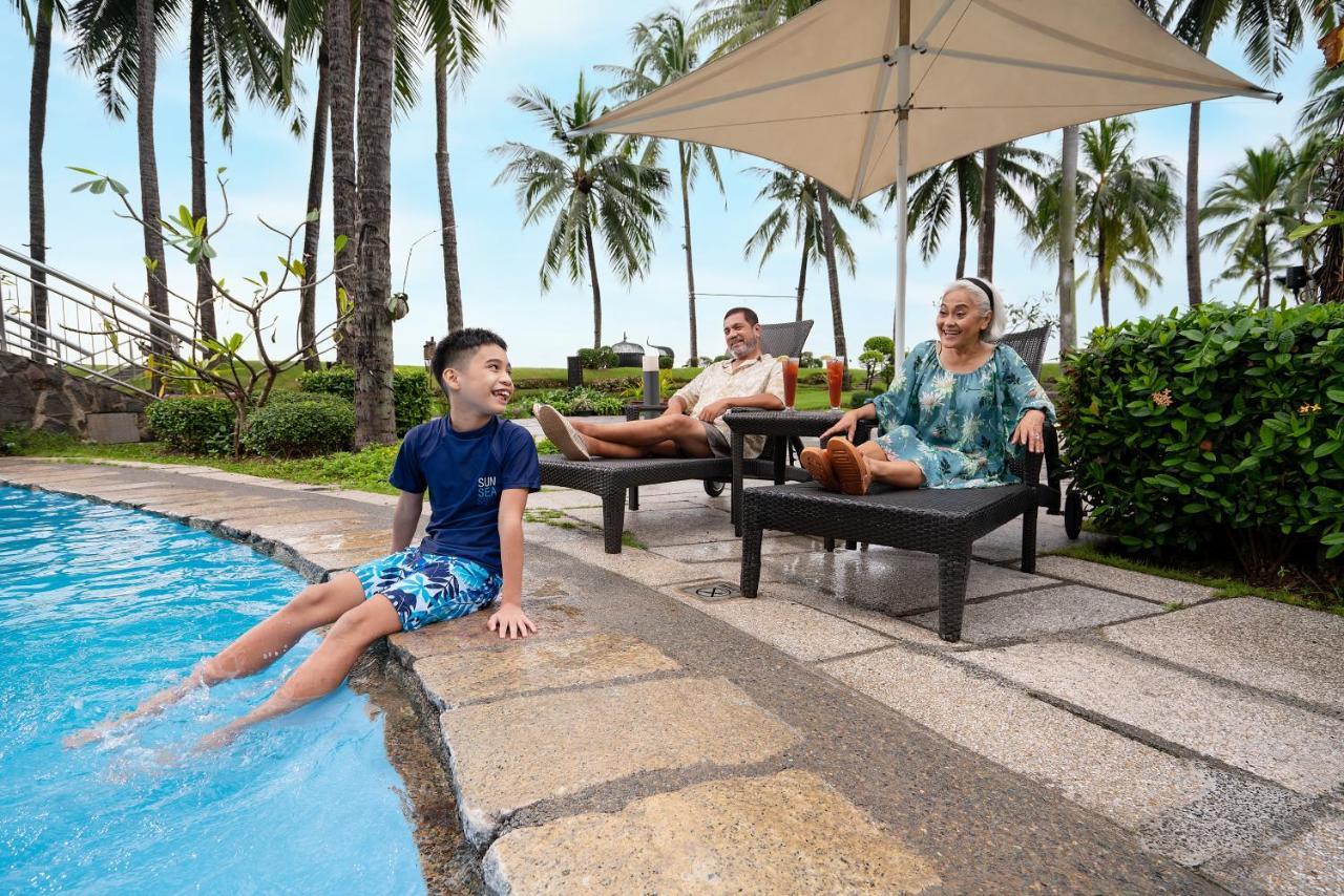 Sofitel Philippine Plaza Manila Hotel Pasay Exterior photo Family at the pool