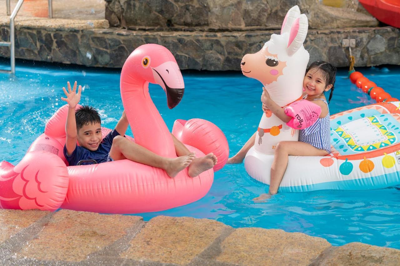 Sofitel Philippine Plaza Manila Hotel Pasay Exterior photo Children on inflatable floats