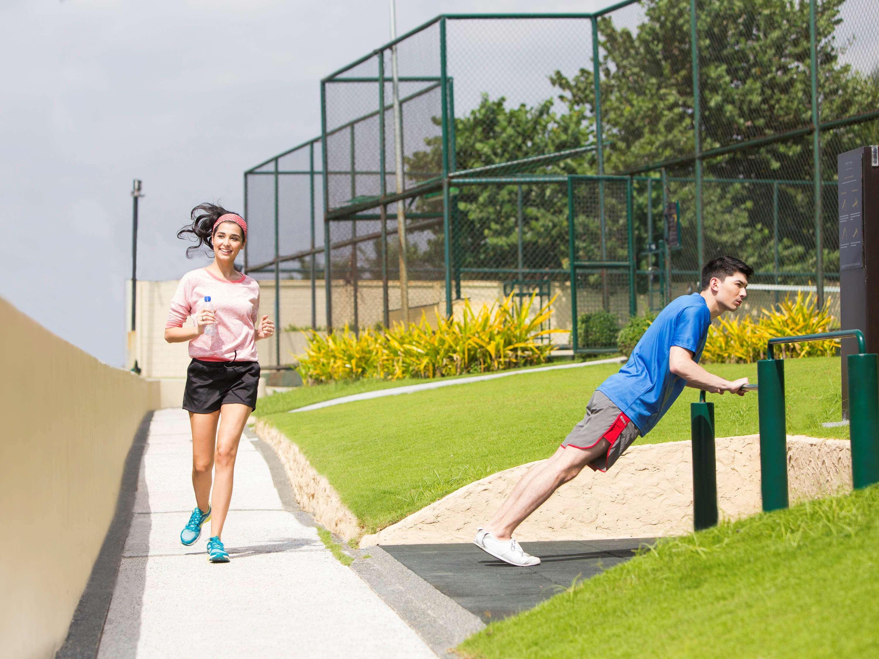 Sofitel Philippine Plaza Manila Hotel Pasay Exterior photo Joggers at the park
