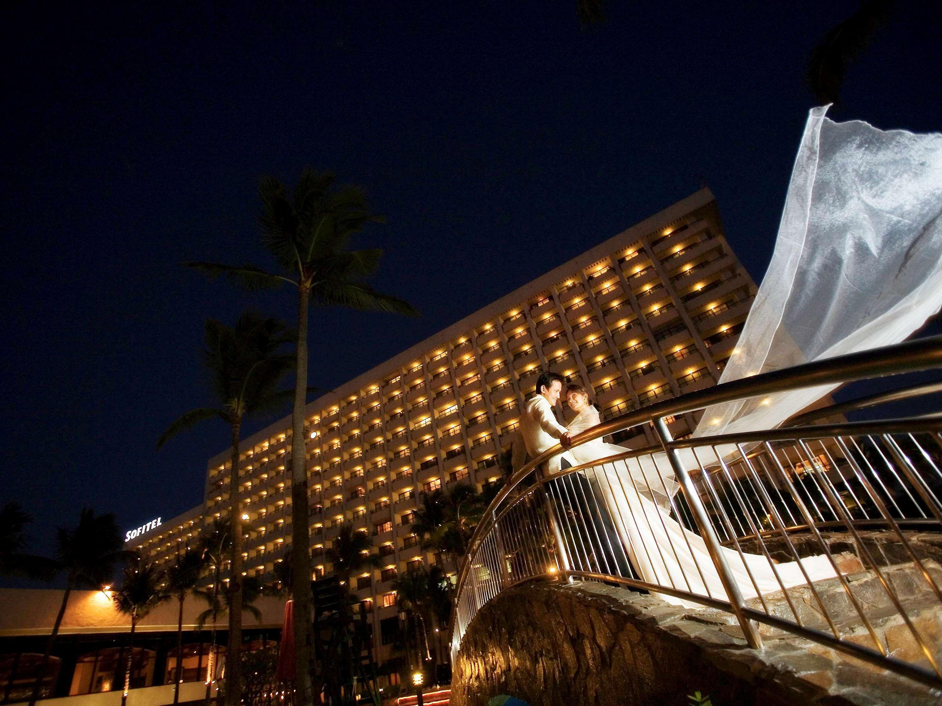 Sofitel Philippine Plaza Manila Hotel Pasay Exterior photo The Royal Hawaiian Hotel at night