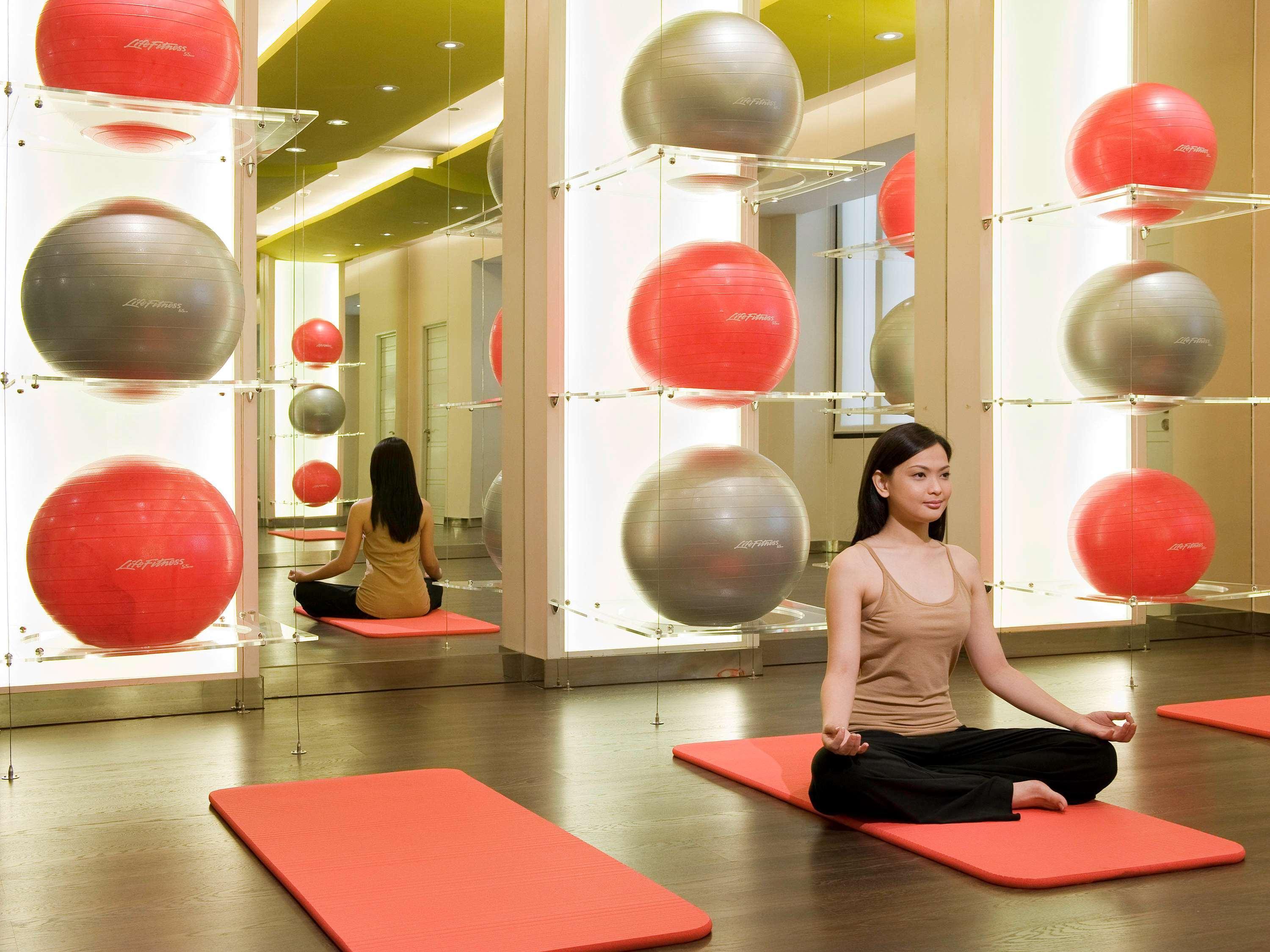 Sofitel Philippine Plaza Manila Hotel Pasay Exterior photo A woman practicing yoga