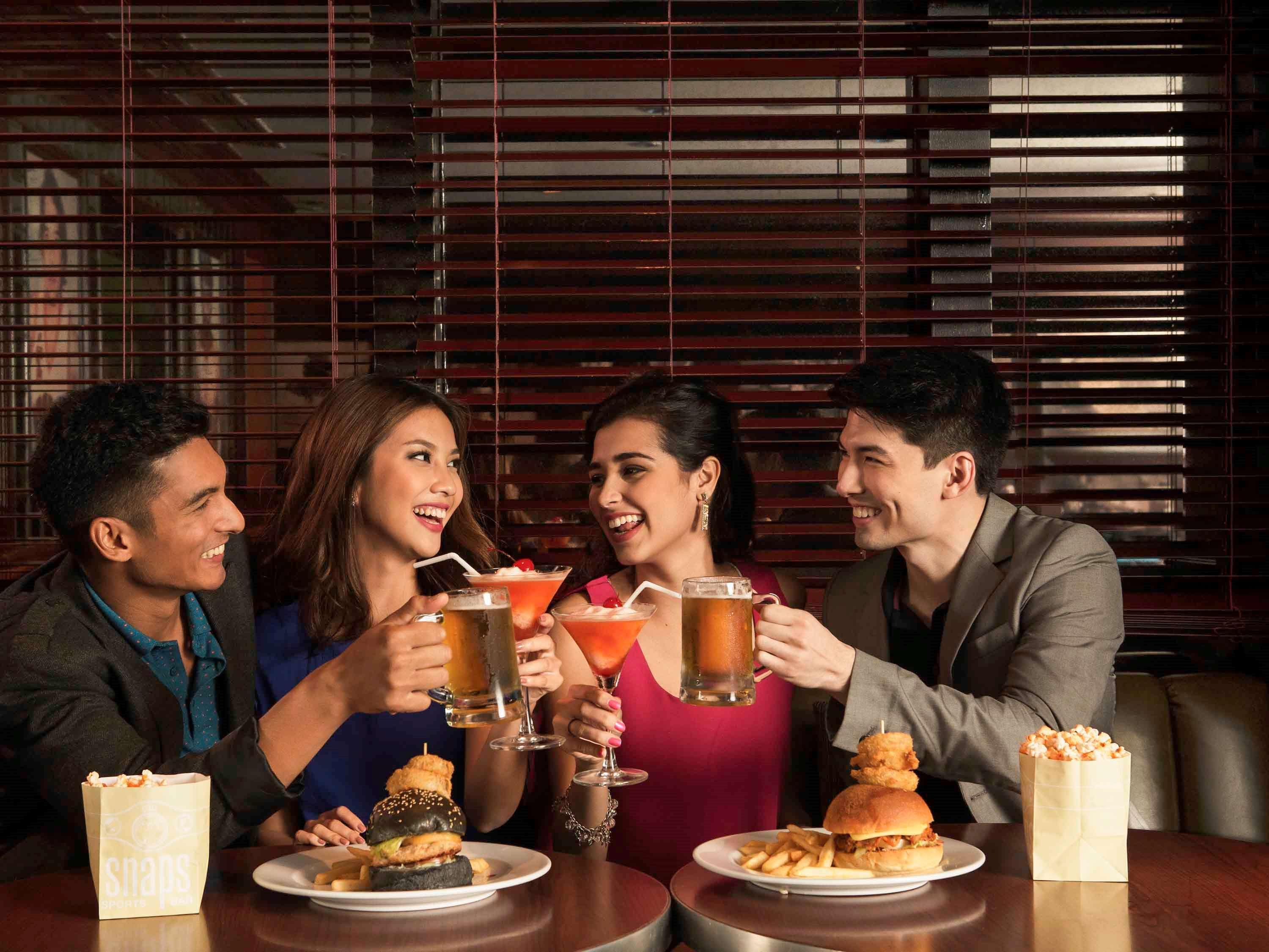 Sofitel Philippine Plaza Manila Hotel Pasay Exterior photo A group of friends dining at a restaurant