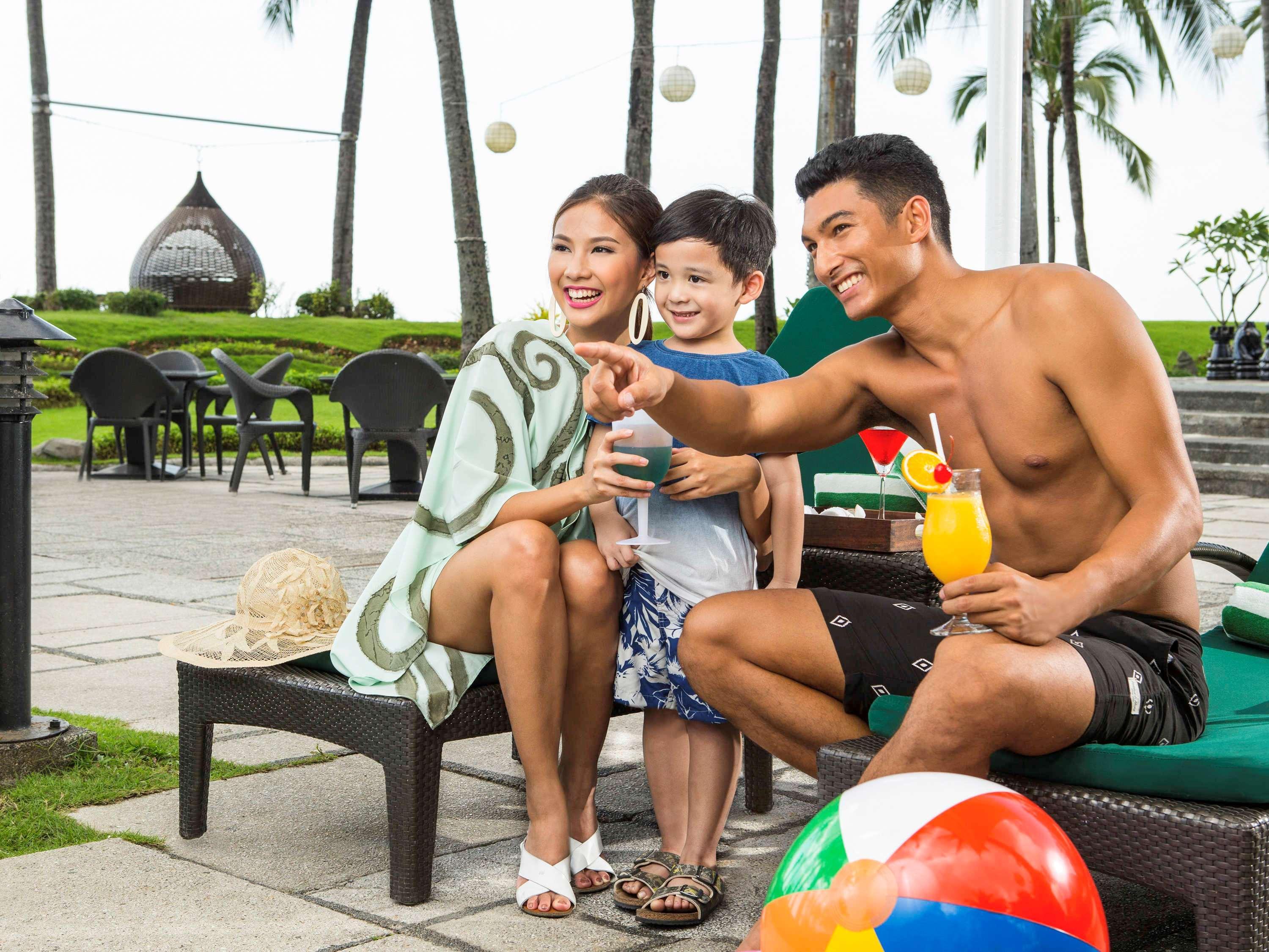 Sofitel Philippine Plaza Manila Hotel Pasay Exterior photo Family at the pool