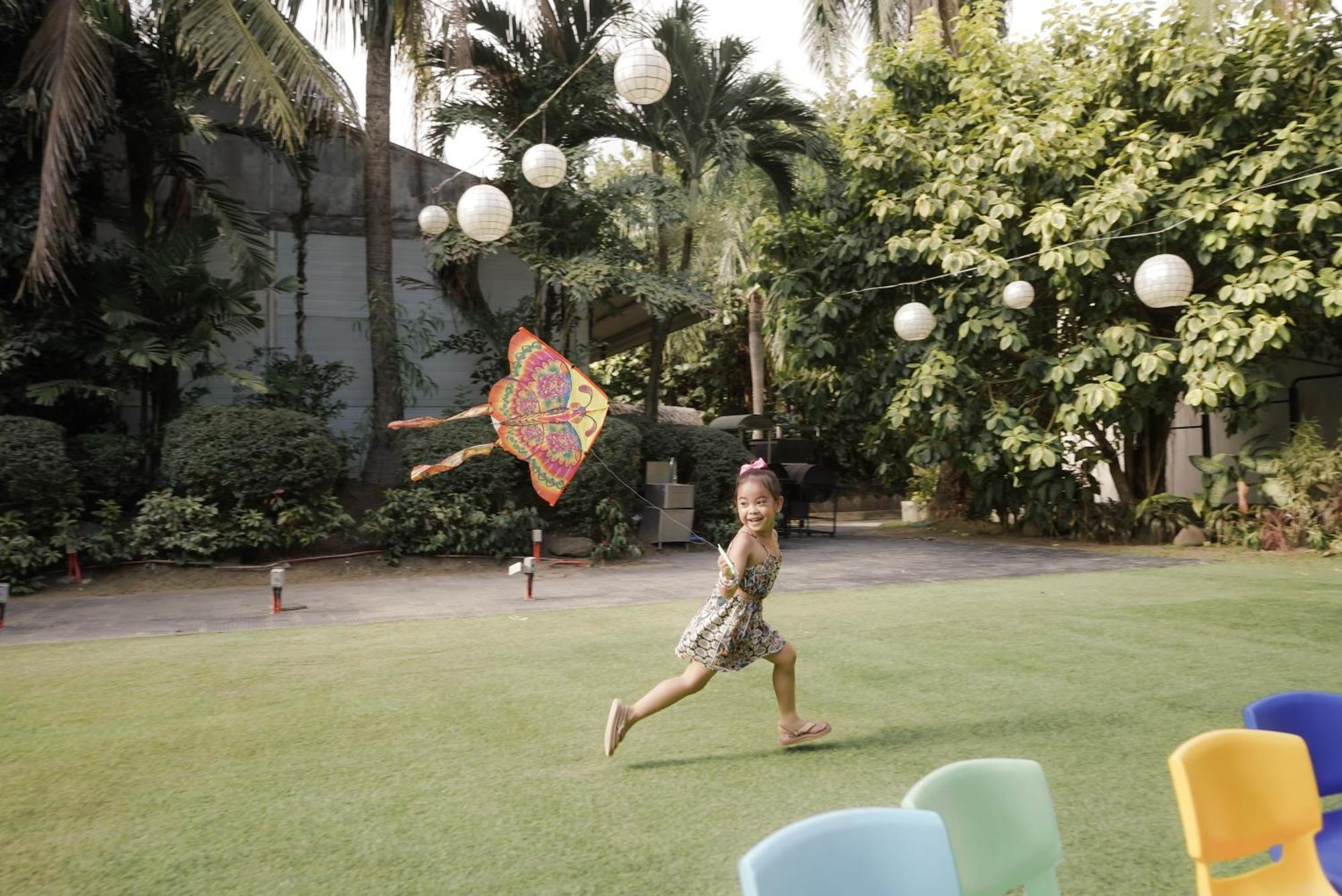 Sofitel Philippine Plaza Manila Hotel Pasay Exterior photo A child playing with a kite