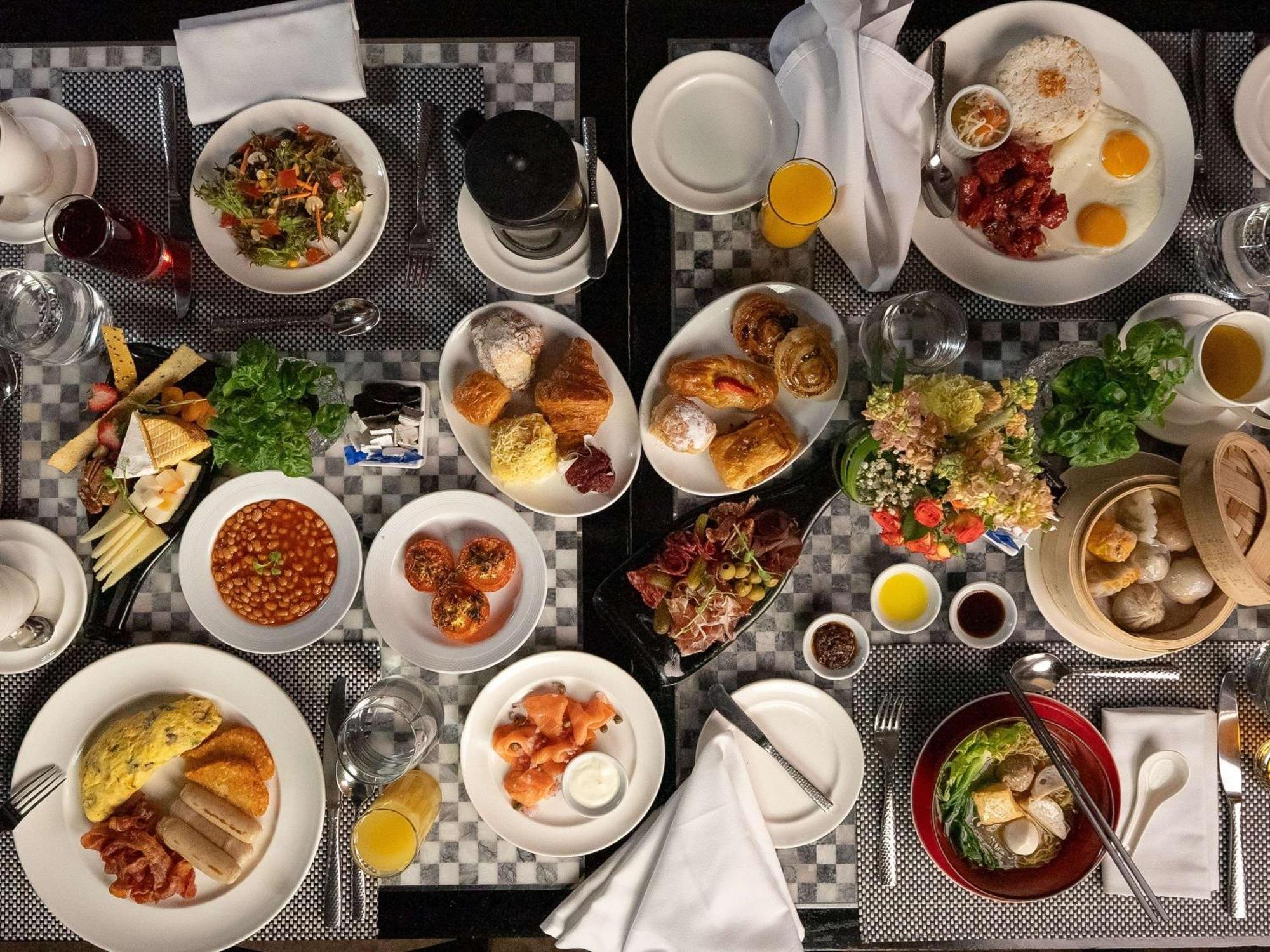 Sofitel Philippine Plaza Manila Hotel Pasay Exterior photo A typical dim sum breakfast