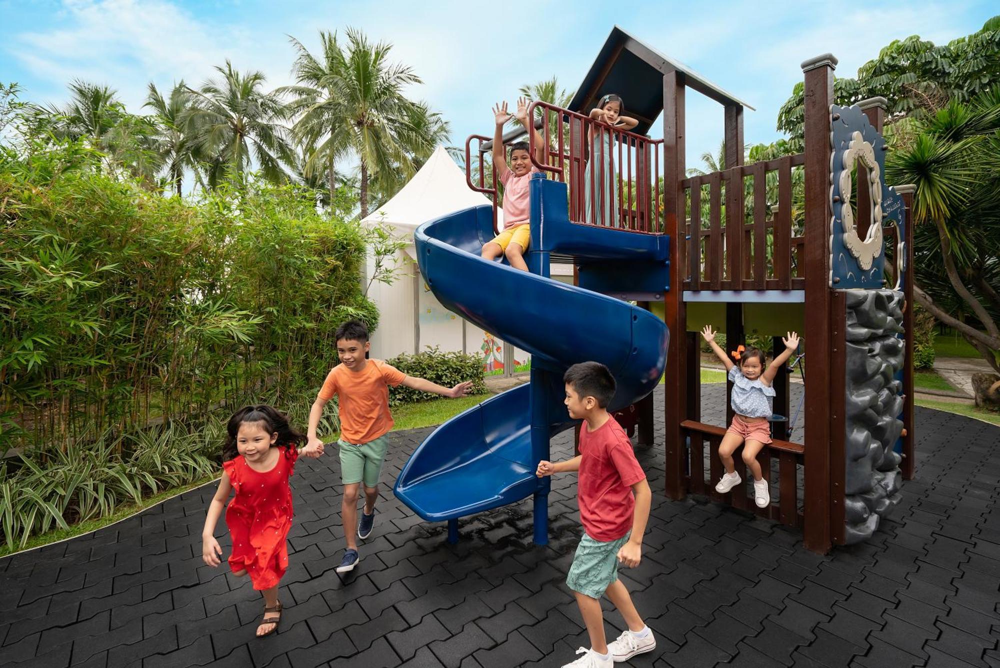 Sofitel Philippine Plaza Manila Hotel Pasay Exterior photo Children playing at a playground
