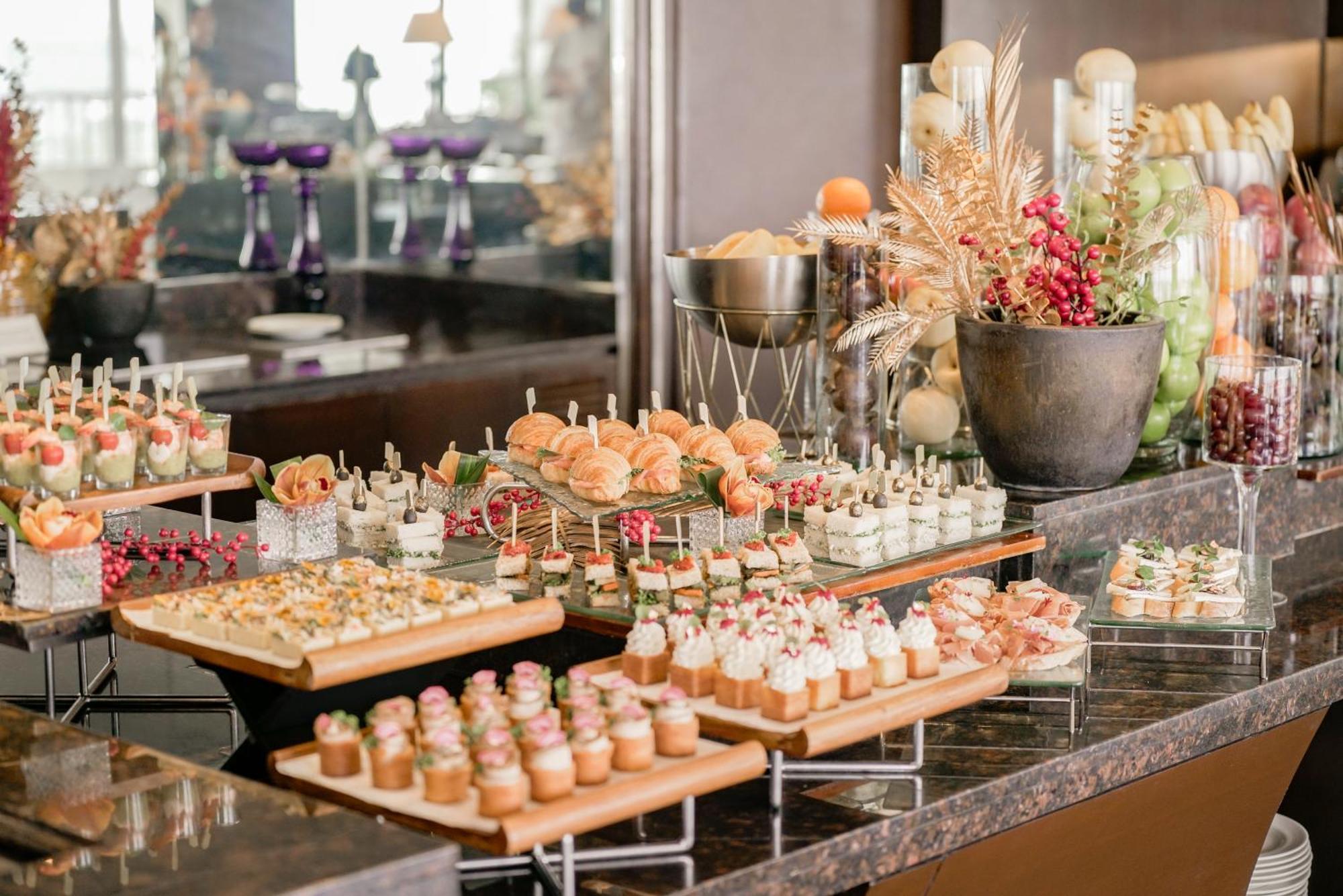 Sofitel Philippine Plaza Manila Hotel Pasay Exterior photo A selection of canapés
