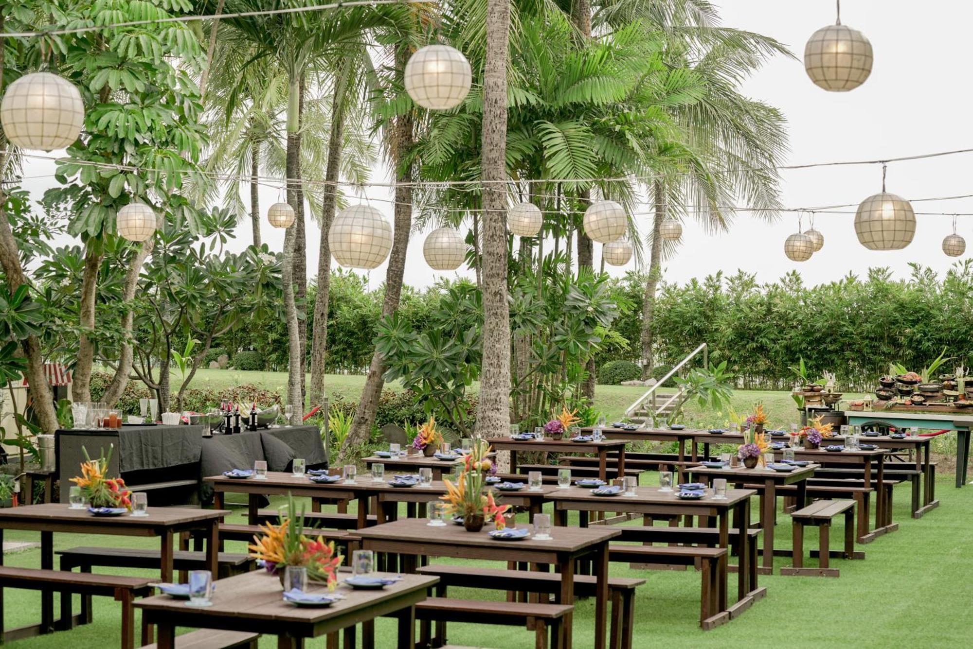 Sofitel Philippine Plaza Manila Hotel Pasay Exterior photo The lawn at the Royal Thai Navy Convention Center