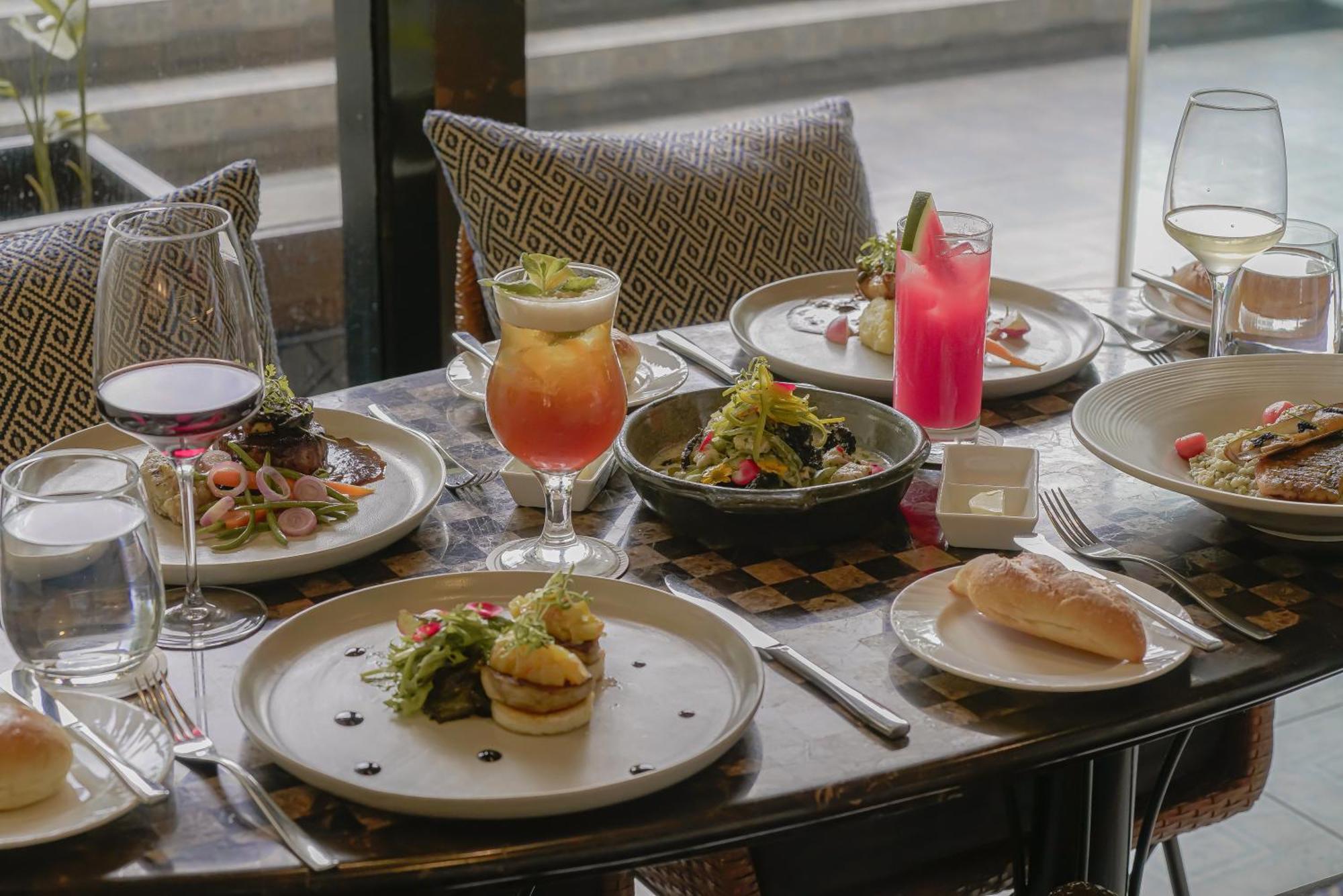 Sofitel Philippine Plaza Manila Hotel Pasay Exterior photo A meal at the restaurant